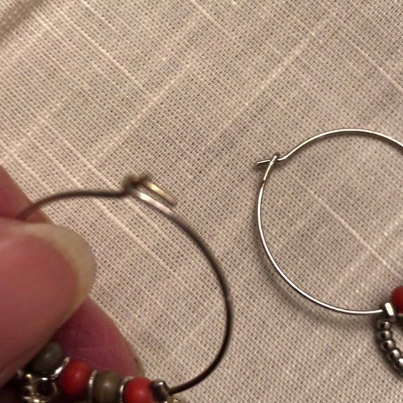 VINTAGE EARRINGS SILVER TONE 1” HOOPS AVOCADO RED BEADS HEARTS DANGLERS - #483 - Picture 4 of 9